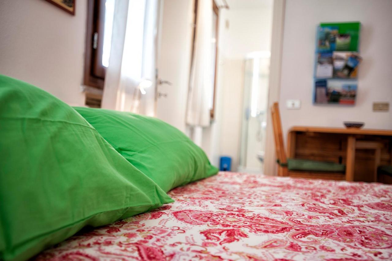 Casa Vacanze Tana Della Volpe Ispra Kültér fotó