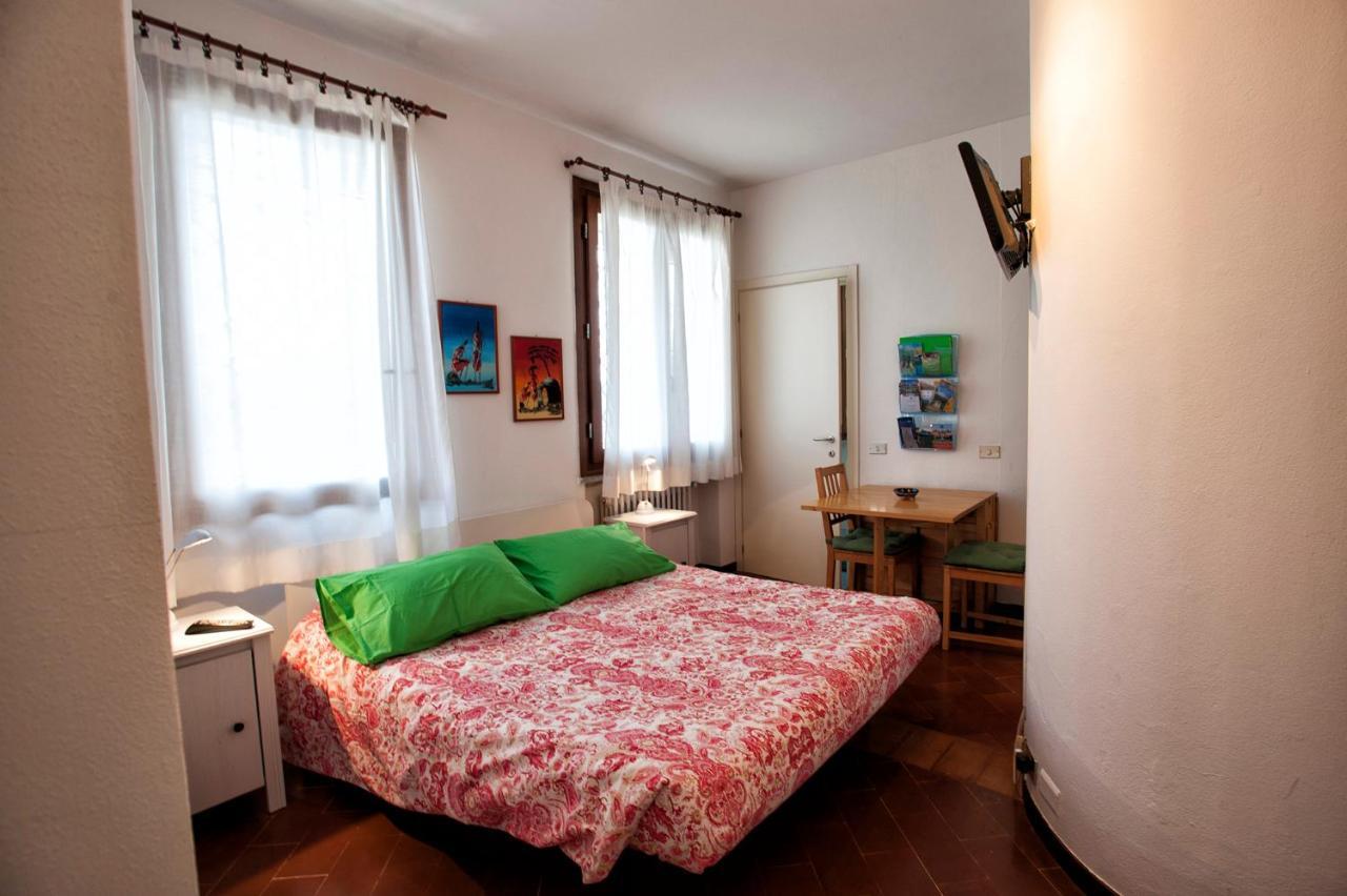 Casa Vacanze Tana Della Volpe Ispra Kültér fotó